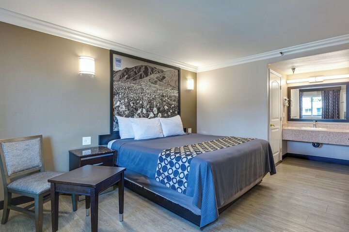 Room 9 of 42