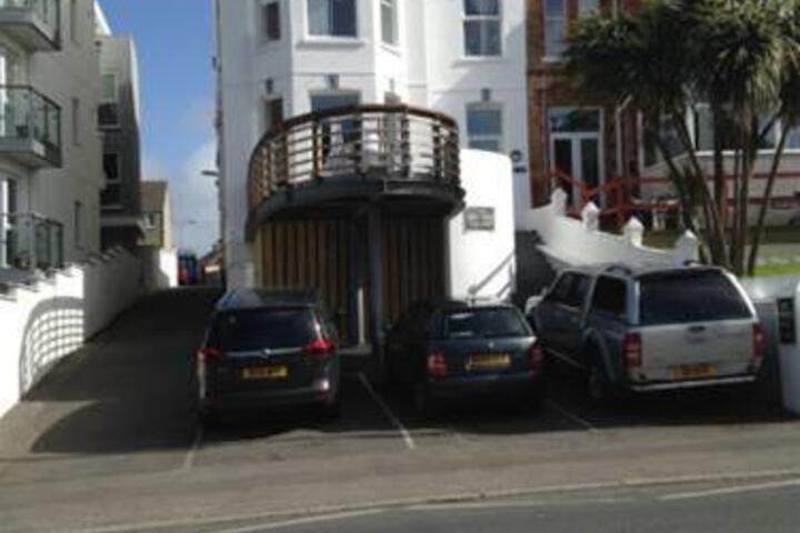 Hillcrest Hotel