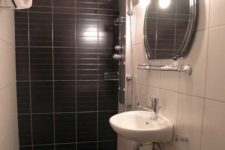 Room 7 of 11