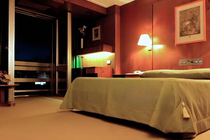 Room 6 of 18