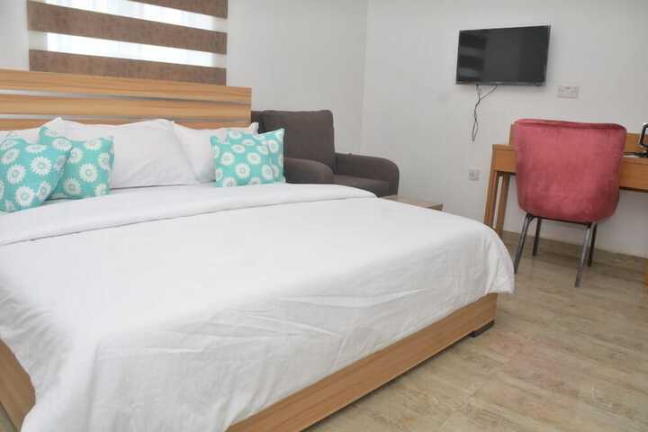 Room 4 of 12