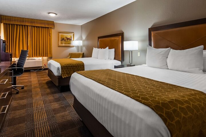 2 Queen Beds High Speed Internet Accessible Coffee Maker, Hairdryer Iron and Ironing Board Full Breakfast (6 of 6)
