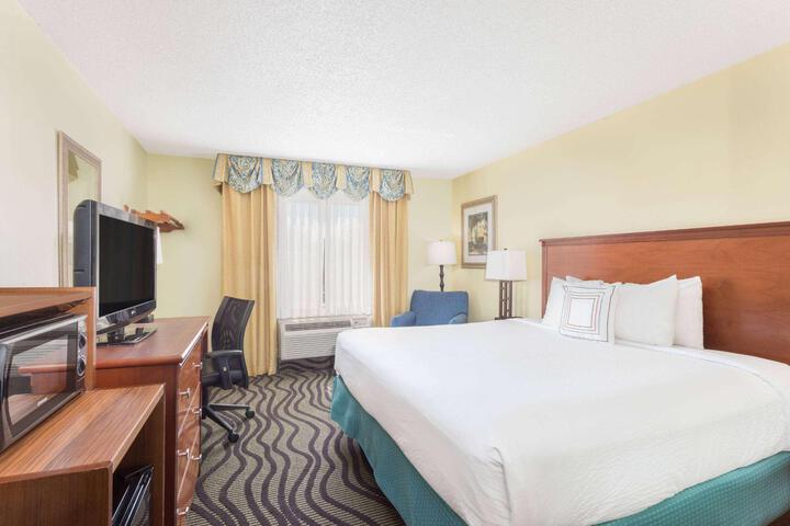 1 King Bed (2 of 13)
