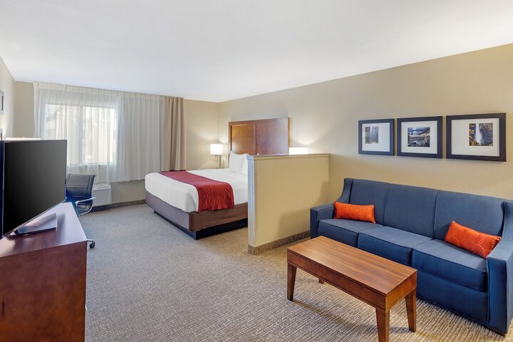 1 King Bed (4 of 6)