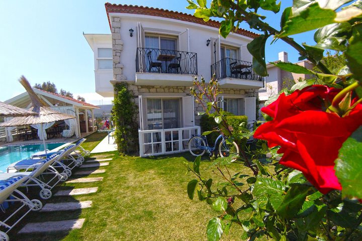 Hotel Exterior 74 of 77