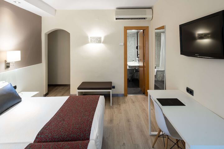 Room 14 of 37