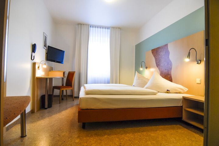 Room 4 of 37