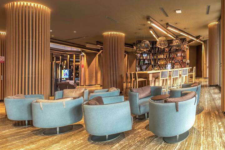 Lounge 63 of 83