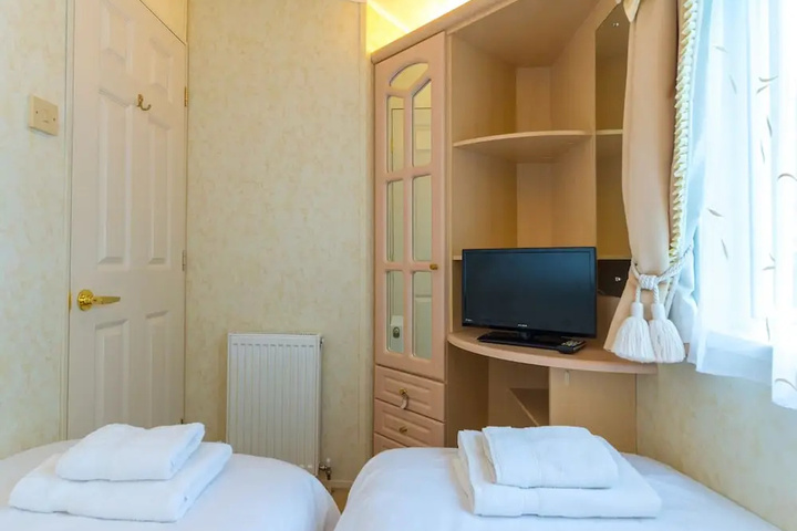 Room 5 of 18