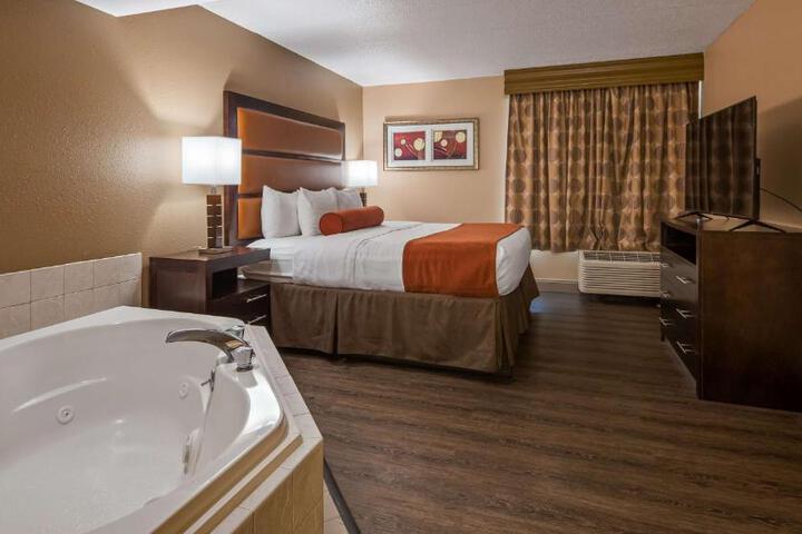 1 King Bed Microwave and Refrigerator WiFi Continental Breakfast (14 of 14)