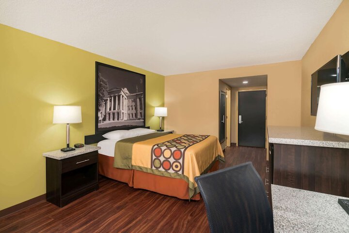 1 Queen Bed (4 of 8)