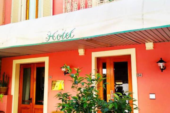 HOTEL HOLIDAY