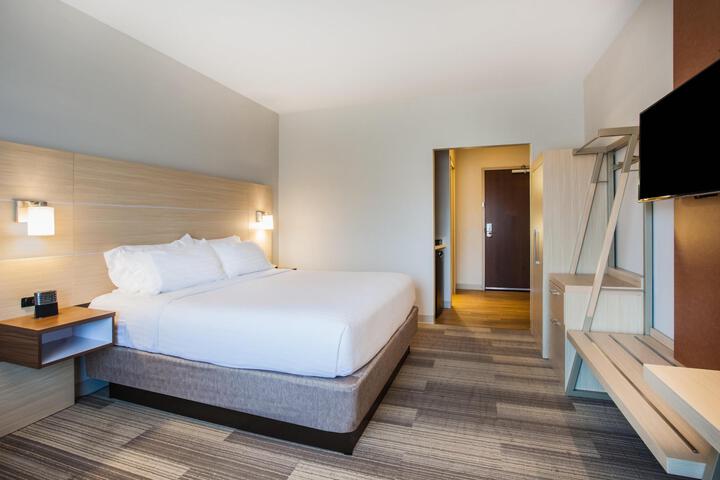 1 Queen Bed (2 of 3)
