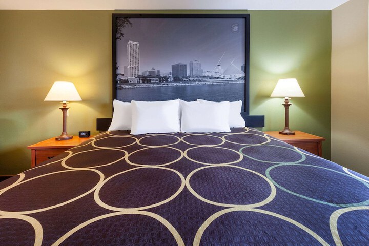 1 King Bed (9 of 11)