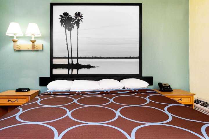 1 King Bed Deluxe Room (9 of 14)