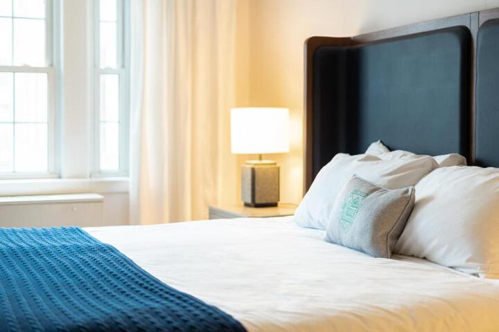Classic King Bed (4 of 13)