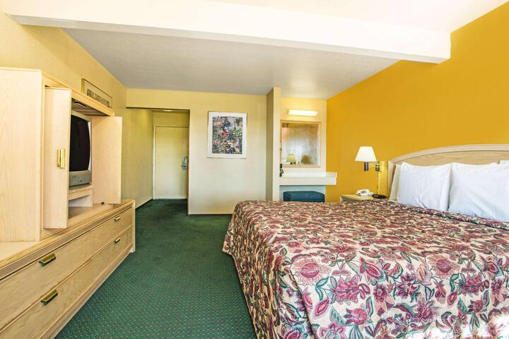 1 Queen Bed (7 of 12)