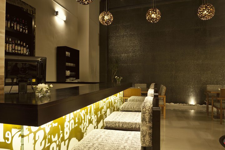 Lounge 34 of 44