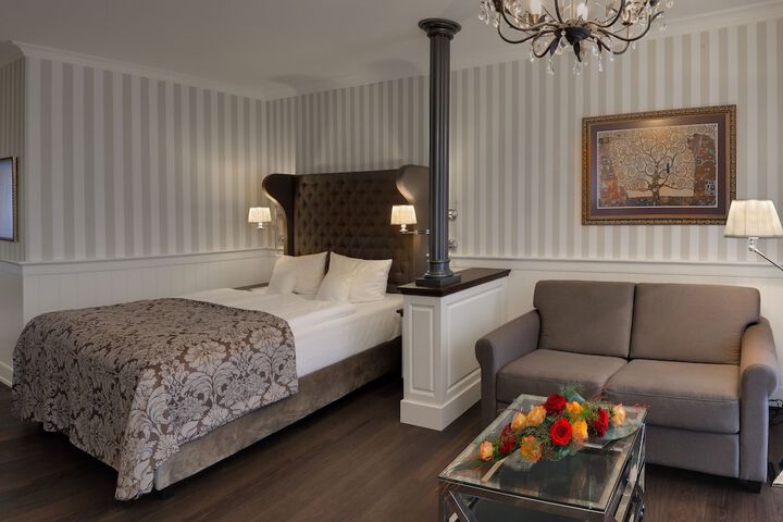 Room 4 of 77