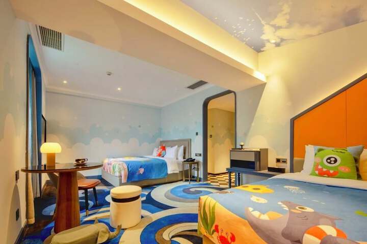 Room 4 of 33