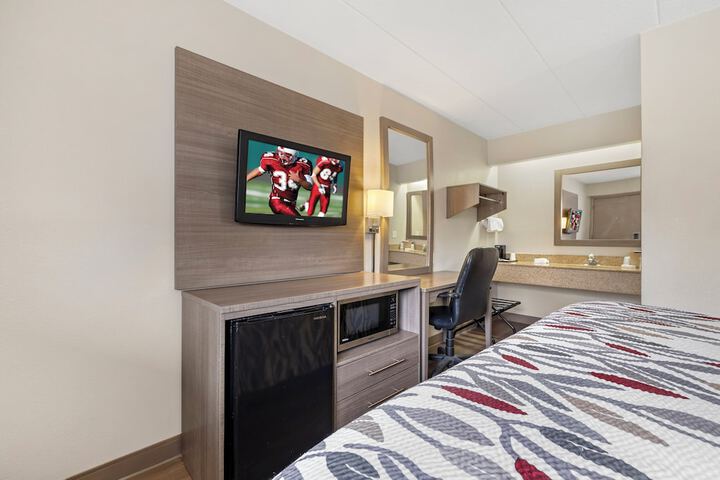 Deluxe King Bed (8 of 12)