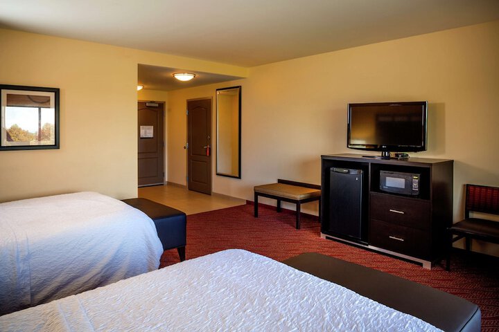2 Queen Beds (8 of 12)