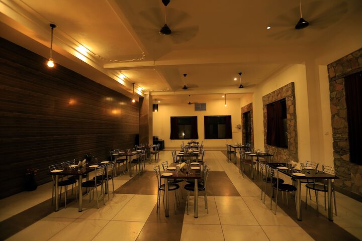 Dining 25 of 48