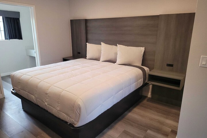 Deluxe King Bed (8 of 17)