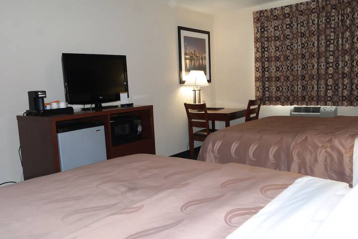 2 Queen Beds (3 of 8)