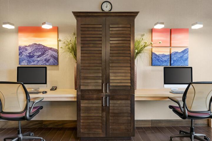 Business Center 33 of 37