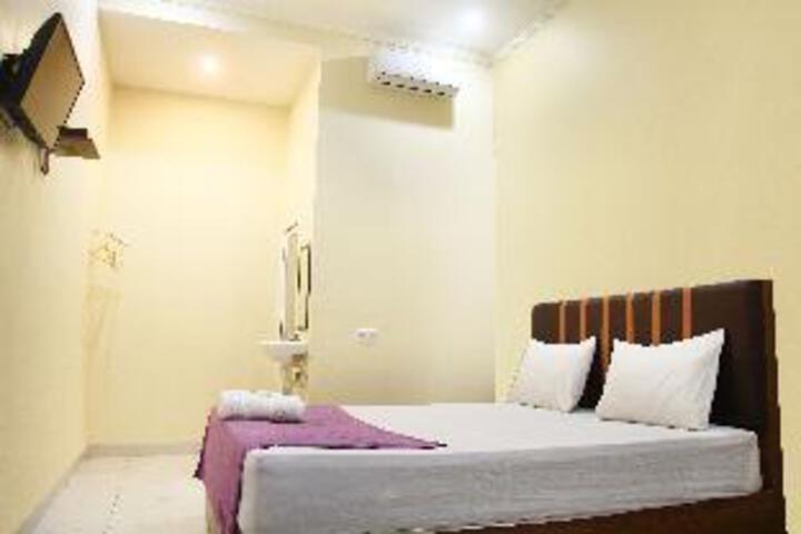 Room 8 of 9
