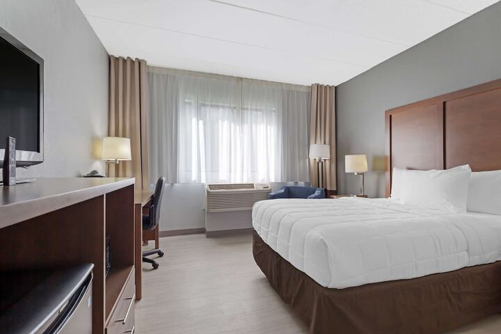 1 King Bed (12 of 19)