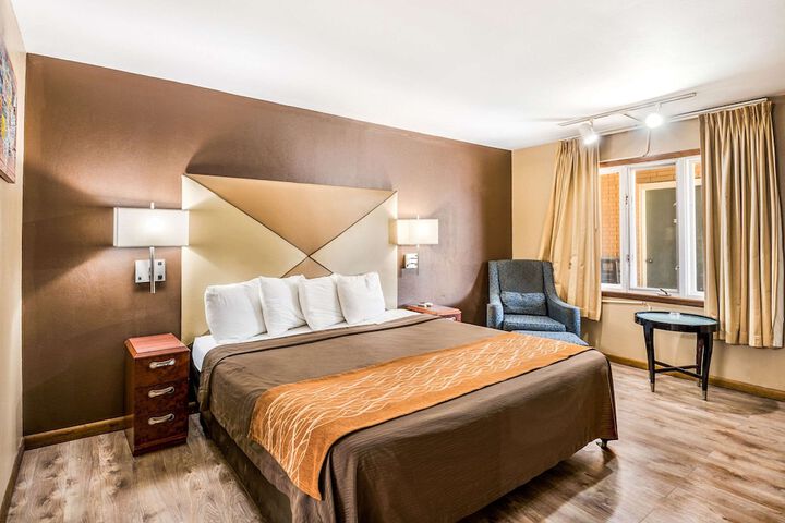 1 Queen Bed (4 of 7)