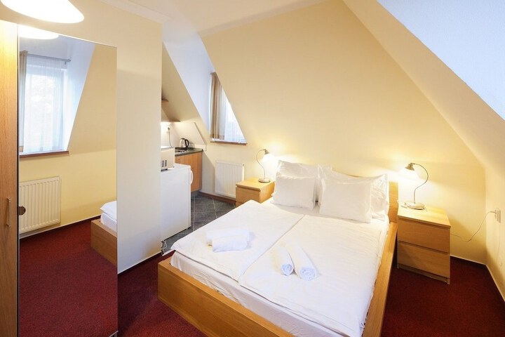 Room 7 of 33
