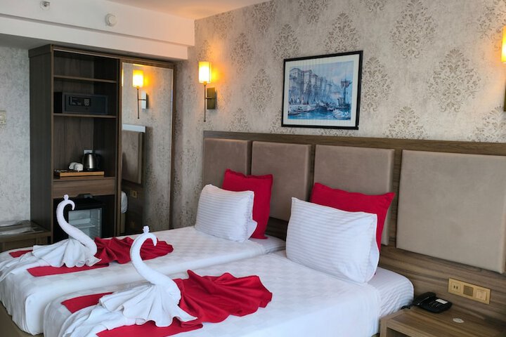 Room 6 of 33