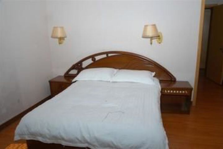 Room 16 of 34