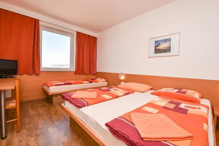 Room 4 of 28