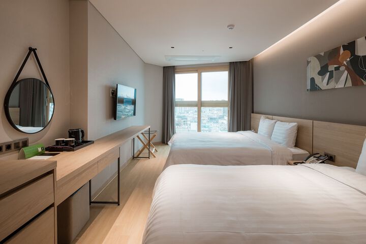 Room 8 of 106