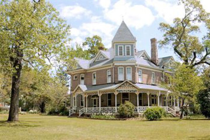 Exterior of The Grove- The Inn on Harlee