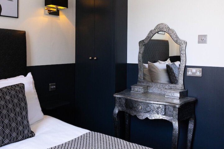 Room 52 of 92