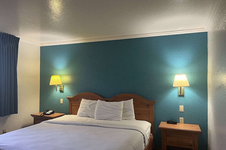 Queen Bed Accessible (11 of 14)