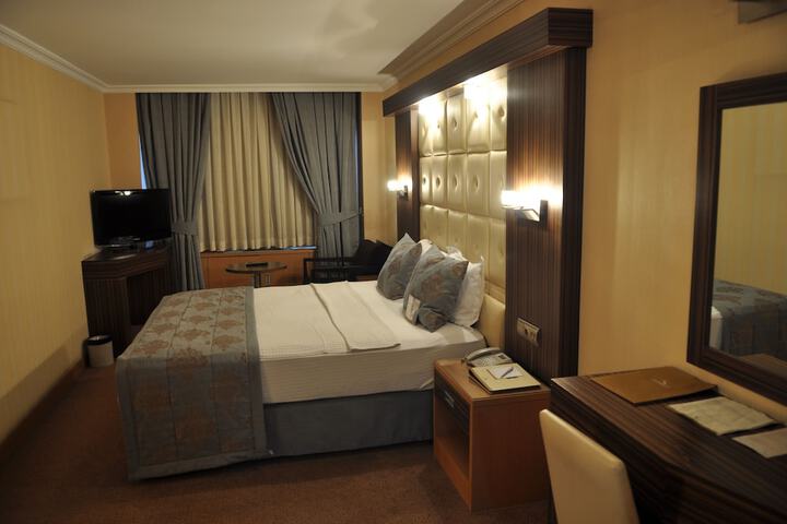 Room 11 of 34