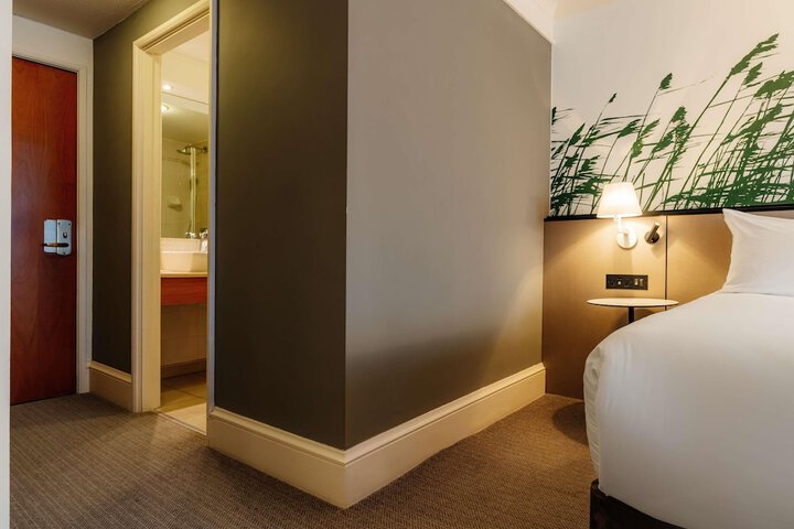 Room 12 of 168