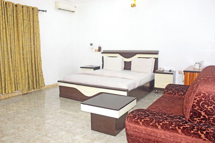 Room 13 of 38