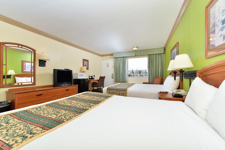 2 Queen Beds (4 of 10)