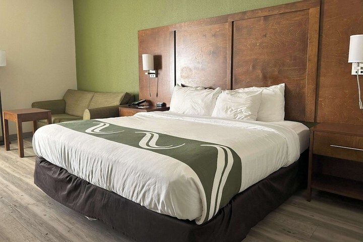 1 King Bed (9 of 9)