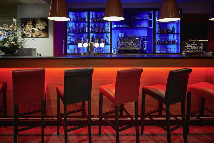 Lounge 78 of 93
