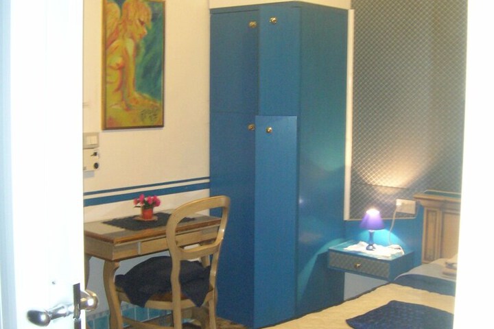 Room 12 of 166