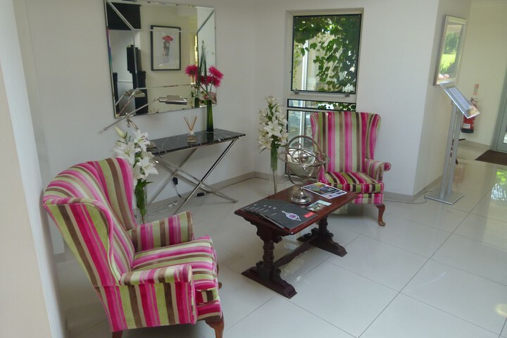 Lounge 31 of 48