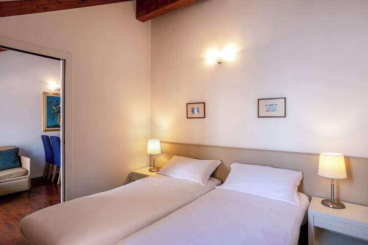 Room 32 of 152